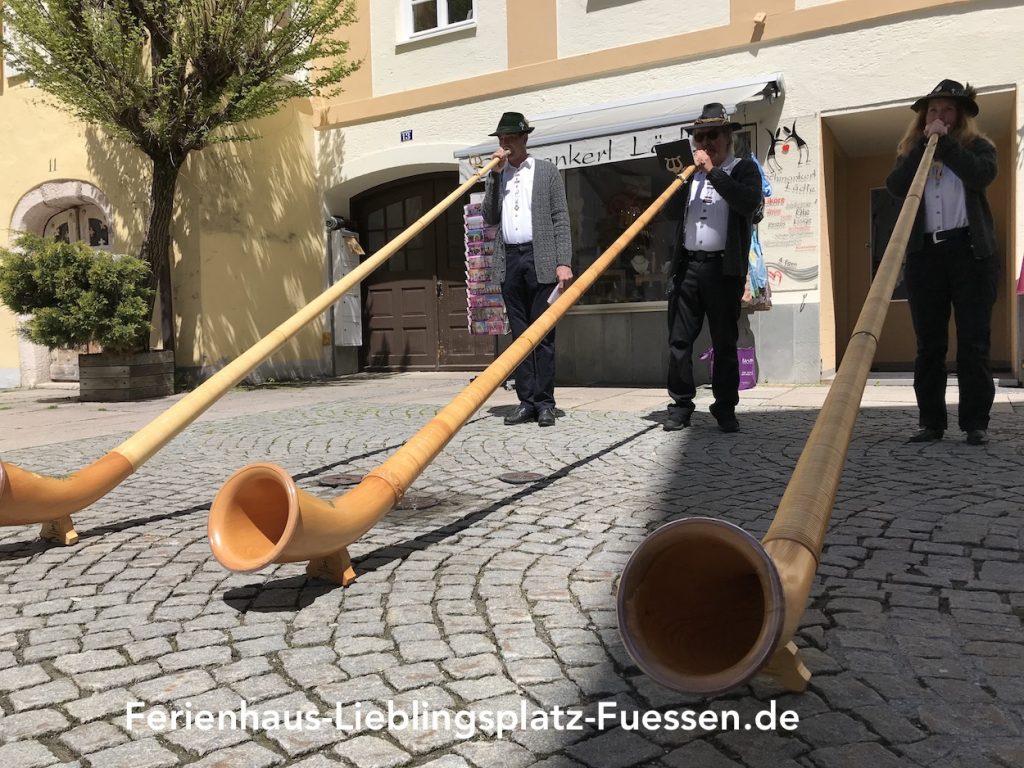 ALPHORN PLAYERS ON THE SCHRANNENPLATZ ALPHORN PLAYERS in Füssen