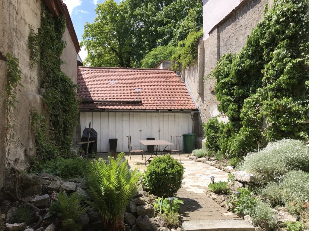 OLD TOWN GARDEN WITH SPACIOUS HUT ROMANTIC GARDEN in Fuessen