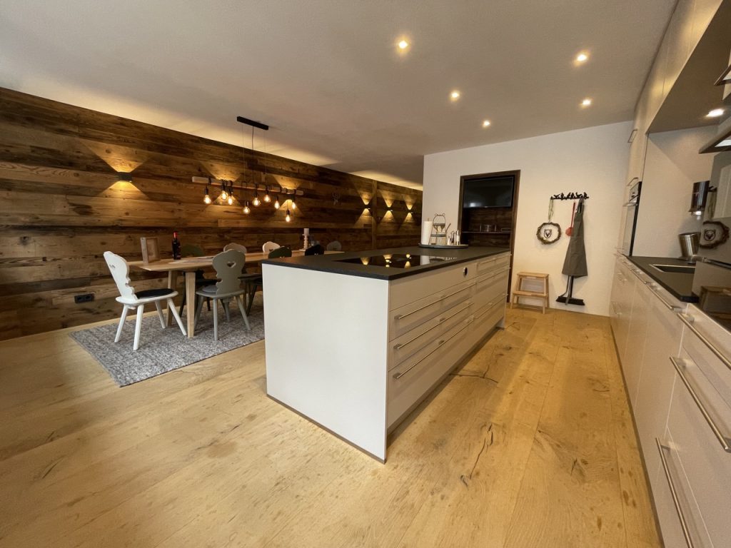ANTIQUE WOOD WALL 1ST FLOOR Old town kitchen in Fuessen