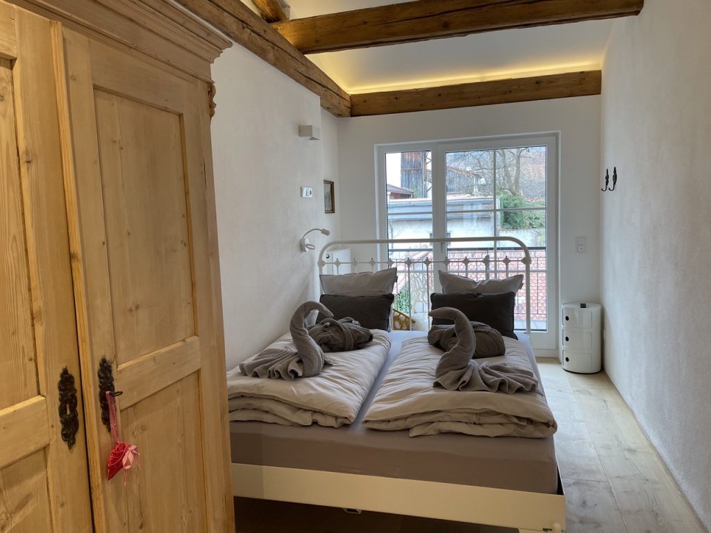 Queenside bedroom with balcony 2ND FLOOR vacation apartments Fuessen